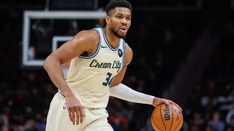 泰山后卫王彤受伤离场，救护车火速接送