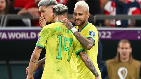 王钰栋受伤一幕：郑凯木背后恶意犯规重踩脚踝，幸免于严重伤害